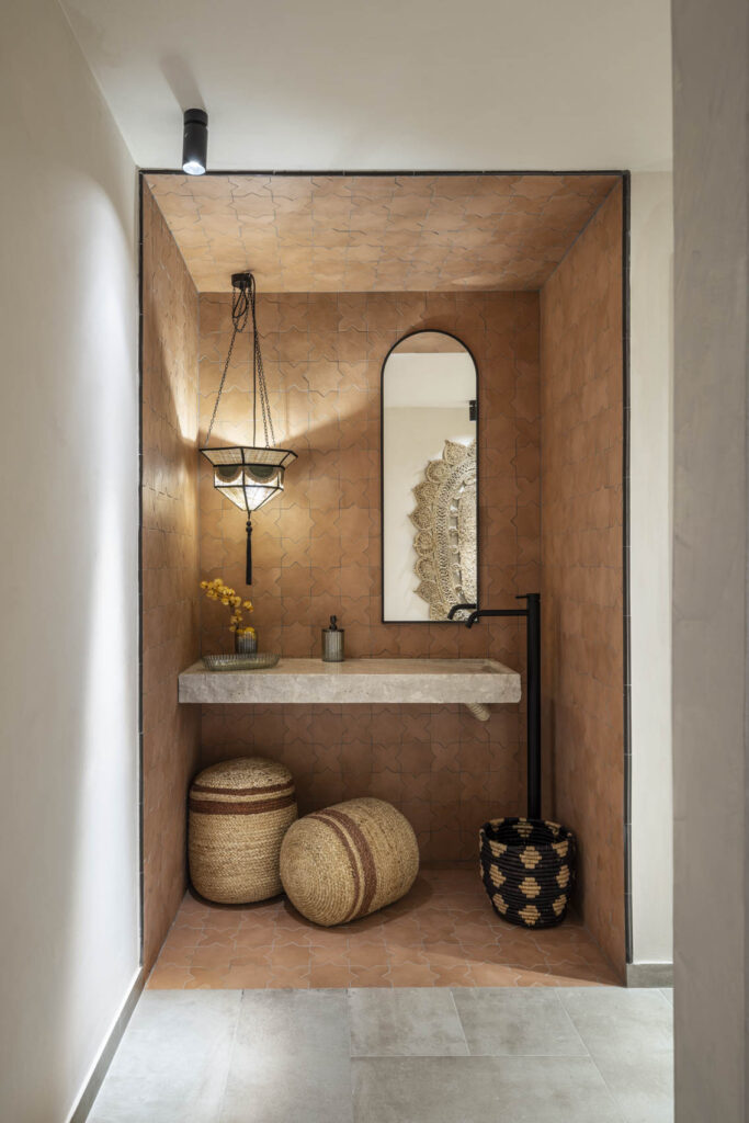 casa decor 2023 ban╠ao patio nais studio mo 3 683x1024 - Studio Mo